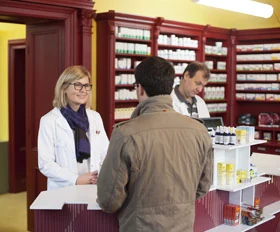 Apothekerin im Gespräch mit einem Kunden