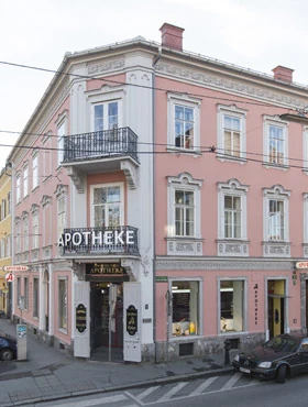Fassade des Eckhauses mit Balkon
